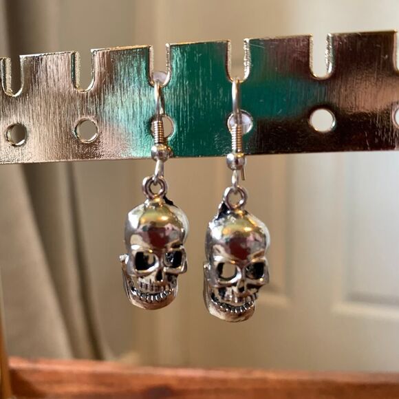 💀 Metallic Skull Dangle Earrings Silver Tone Goth Punk Halloween Vibes - Picture 3 of 6